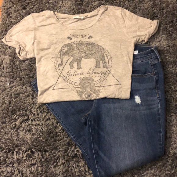 🌟Short Sleeve Elephant Tee🌟 - Picture 2 of 4